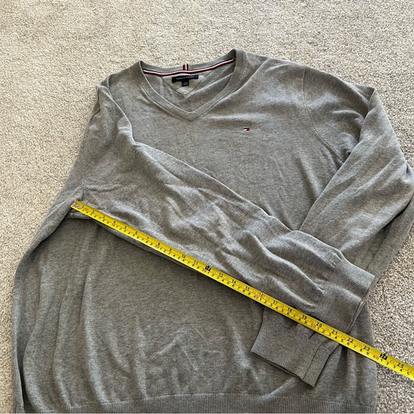 Tommy Hilfiger Light Gray 100% Cotton Relaxed Fit V-Neck Sweater - Picture 6 of 7